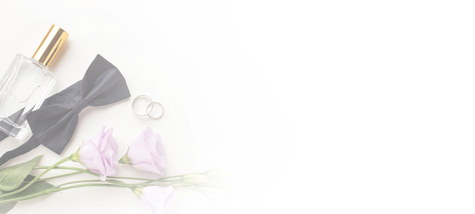 Diseño plano de artículos de boda, incluyendo
                                    una pajarita negra, dos anillos de boda plateados,
                                    un frasco de perfume y flores de color púrpura
                                    claro sobre fondo blanco.
