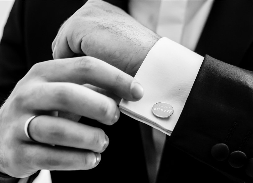 gemelos personalizados son el regalo de boda ideal